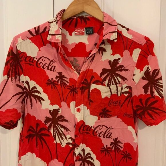 Coca-Cola Women’s Hawaiian Red Pink Button-Up Collared Short Sleeve Rayon Shirt - Picture 2 of 10